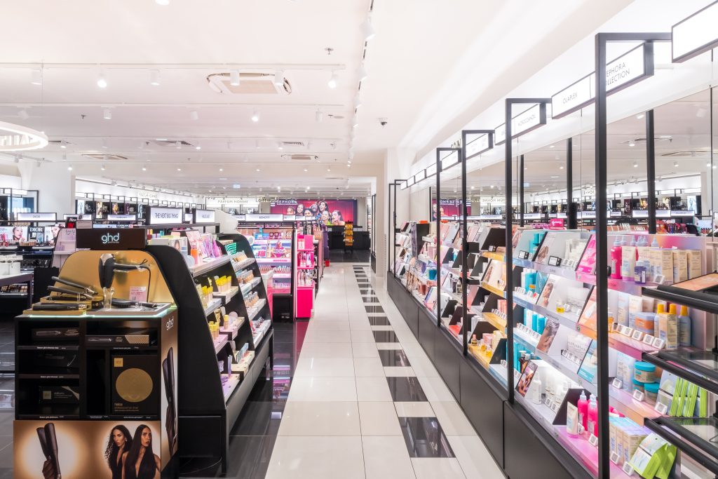 Rayons produits dans la boutique SEPHORA Levallois So Ouest rénovée avec mobilier retail et signalétique beauté