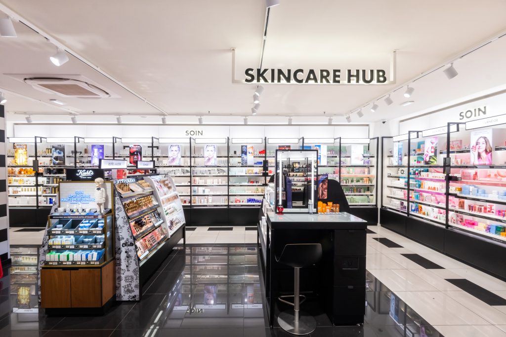 Espace skincare dans la boutique SEPHORA Levallois So Ouest avec produits de soin, mobilier et éclairage retail