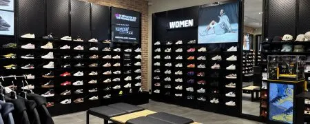 Intérieur de la boutique Foot Locker Rennes Grand Quartier avec mobilier retail, sneakers et espace de vente modernisé