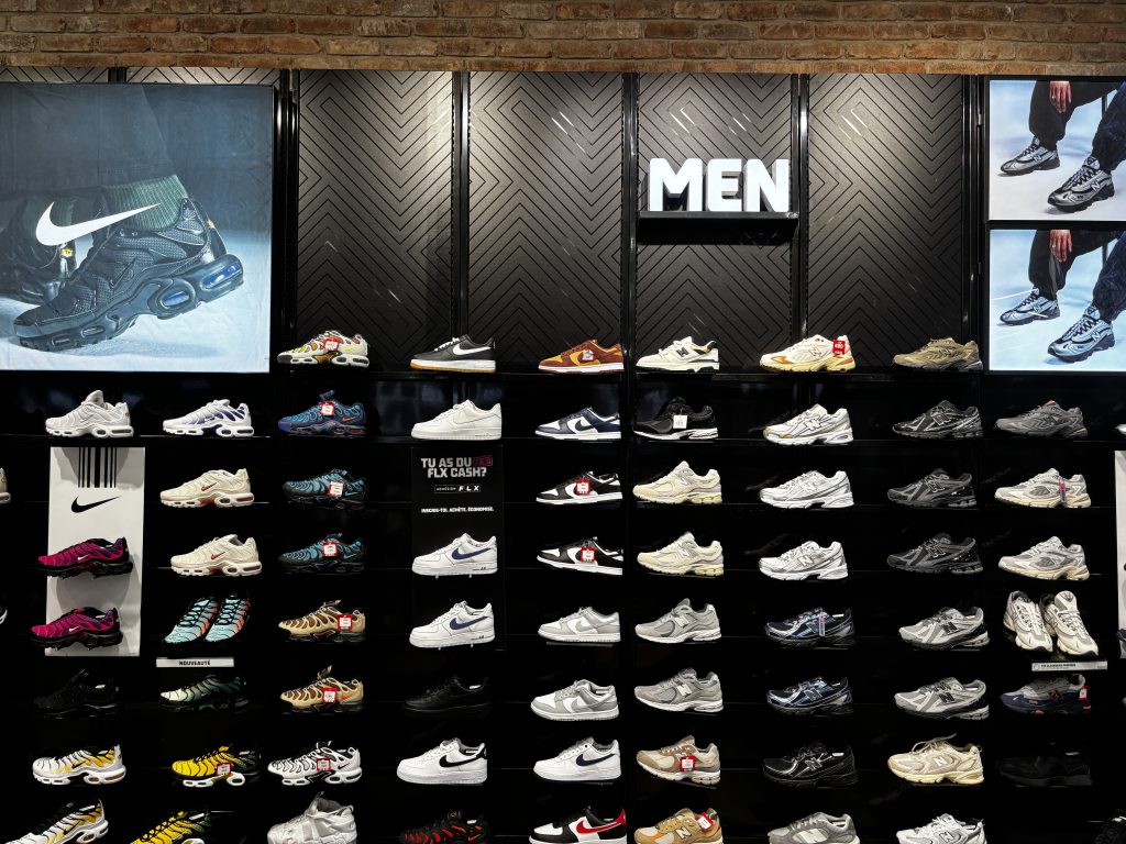 Étagères de présentation sneakers dans la boutique Foot Locker Rennes rénovée par L2A Agencement