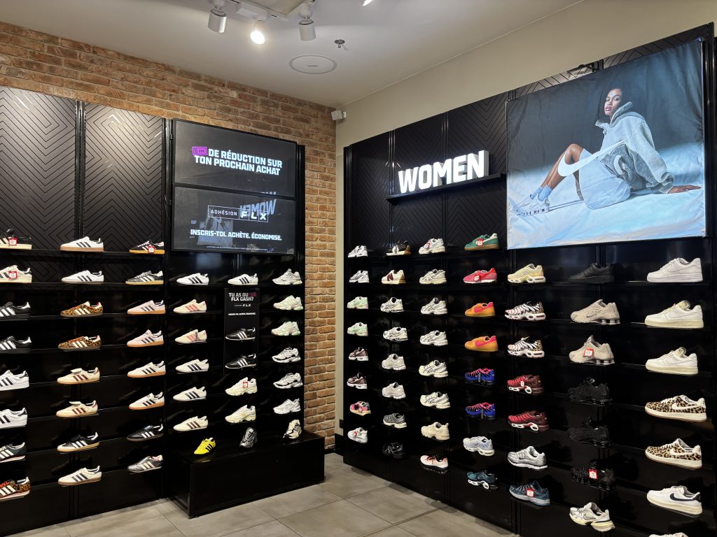 Espace Women dans la boutique Foot Locker Rennes avec collections sneakers, vêtements et mobilier de présentation