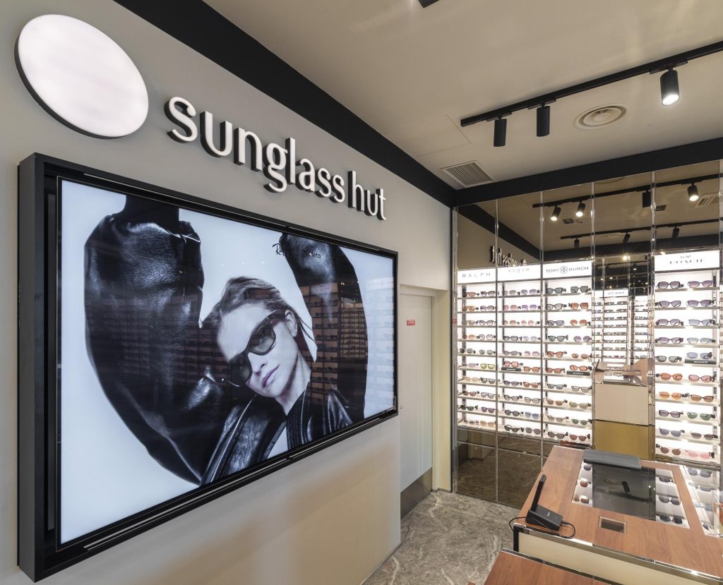 Espace caisse de la boutique SUNGLASS Villefontaine avec comptoir, mobilier retail et finitions haut de gamme