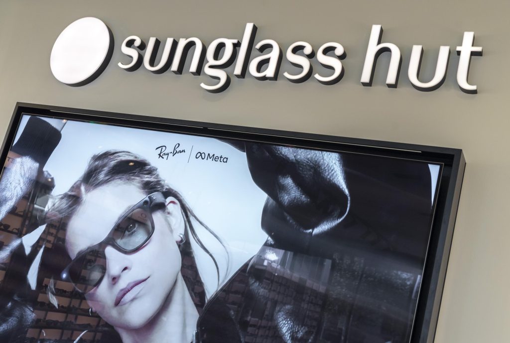 Enseigne SUNGLASS au Village des Marques de Villefontaine avec façade de boutique et signalétique retail