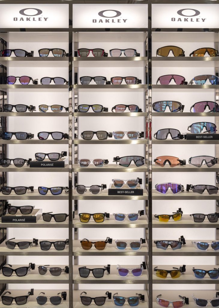Rayons de lunettes dans la boutique SUNGLASS Villefontaine avec mobilier mural et éclairage intégré