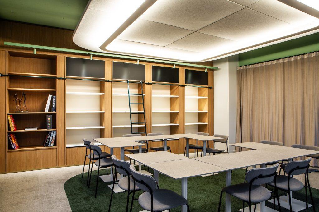 Espace de travail du campus Extime Roissy avec mobilier, éclairage et finitions premium