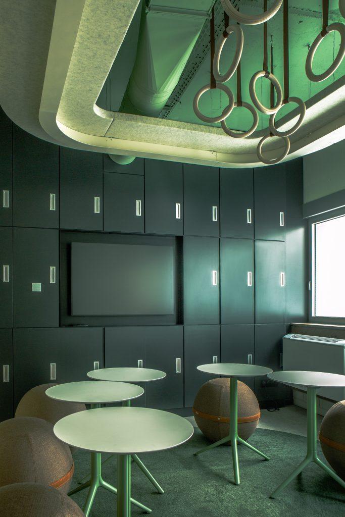 Vue globale du campus Extime Roissy avec espaces de formation, mobilier sur mesure et ambiance immersive