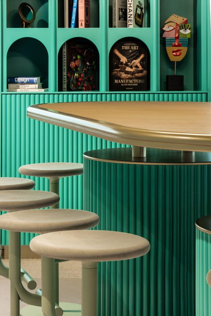 Salle de formation Extime à Roissy avec mobilier sur mesure, éclairage intégré et ambiance feutrée