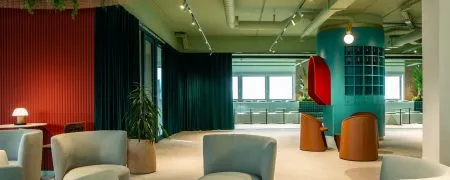 Espace de formation Extime à Roissy avec bureaux, mobilier sur mesure et ambiance boutique-hôtel