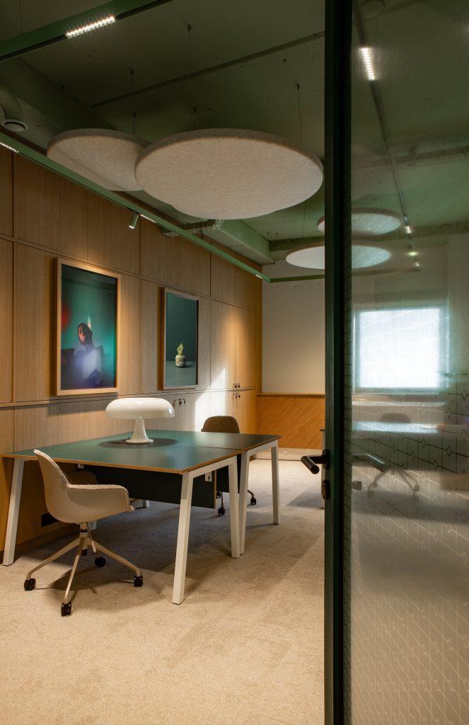 Bureaux du campus Extime Roissy avec mobilier sur mesure, rangements et aménagement tertiaire premium