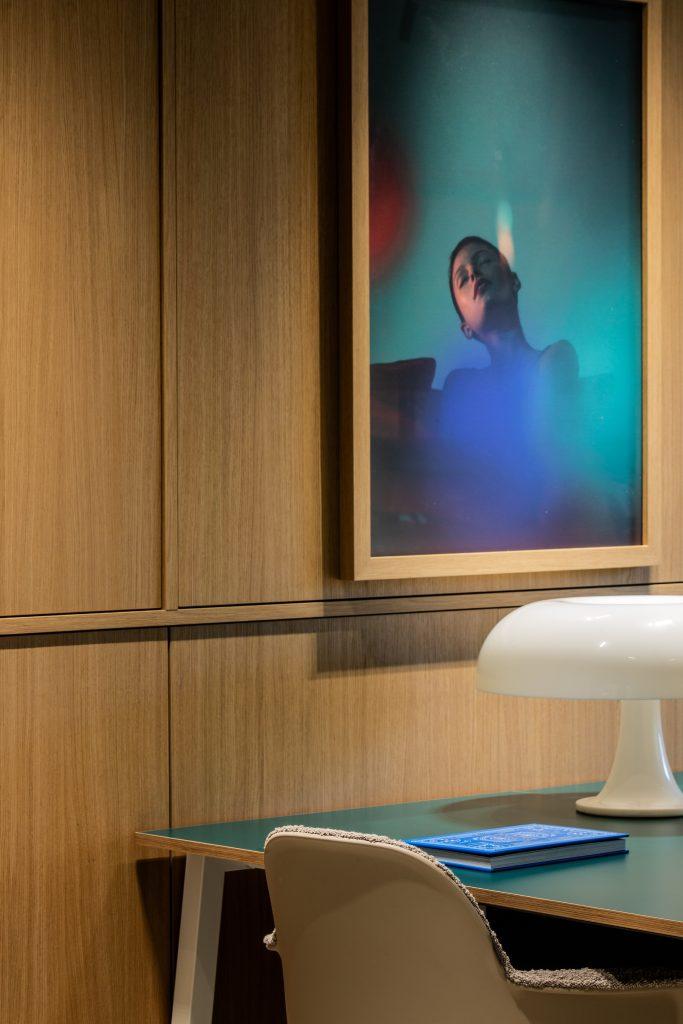 Détail de l’agencement intérieur du campus Extime Roissy avec matériaux, mobilier et finitions soignées