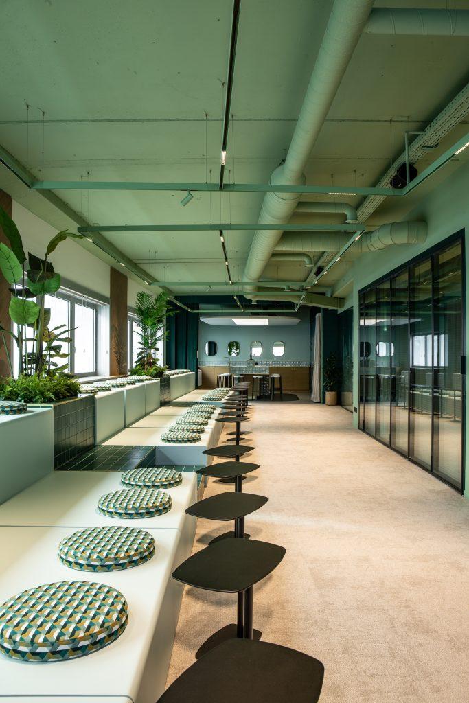Bureau de formation Extime Roissy avec mobilier sur mesure, acoustique soignée et éclairage intégré