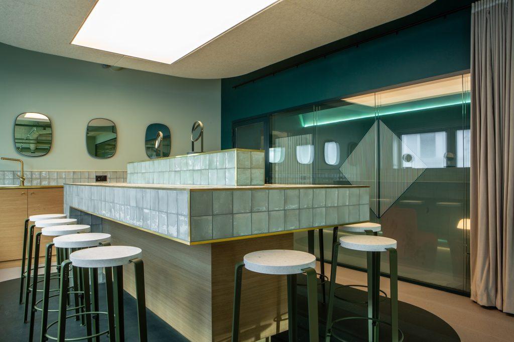 Mobilier sur mesure dans le campus Extime Roissy avec finitions soignées et ambiance hospitality