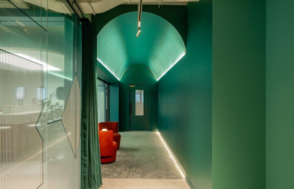 Espace lounge du campus Extime Roissy avec assises, mobilier premium et ambiance boutique-hôtel