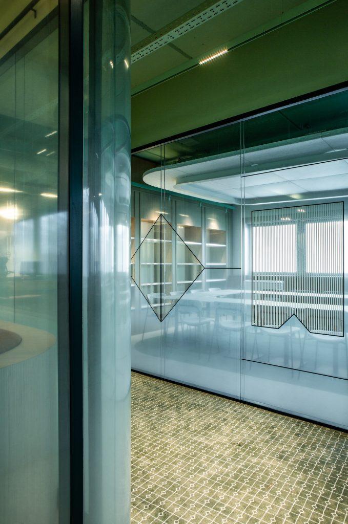 Aménagement tertiaire Extime Roissy avec bureaux, mobilier intégré et ambiance boutique-hôtel