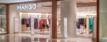 Intérieur de la boutique MANGO La Défense avec mobilier retail, collections mode et nouveau concept