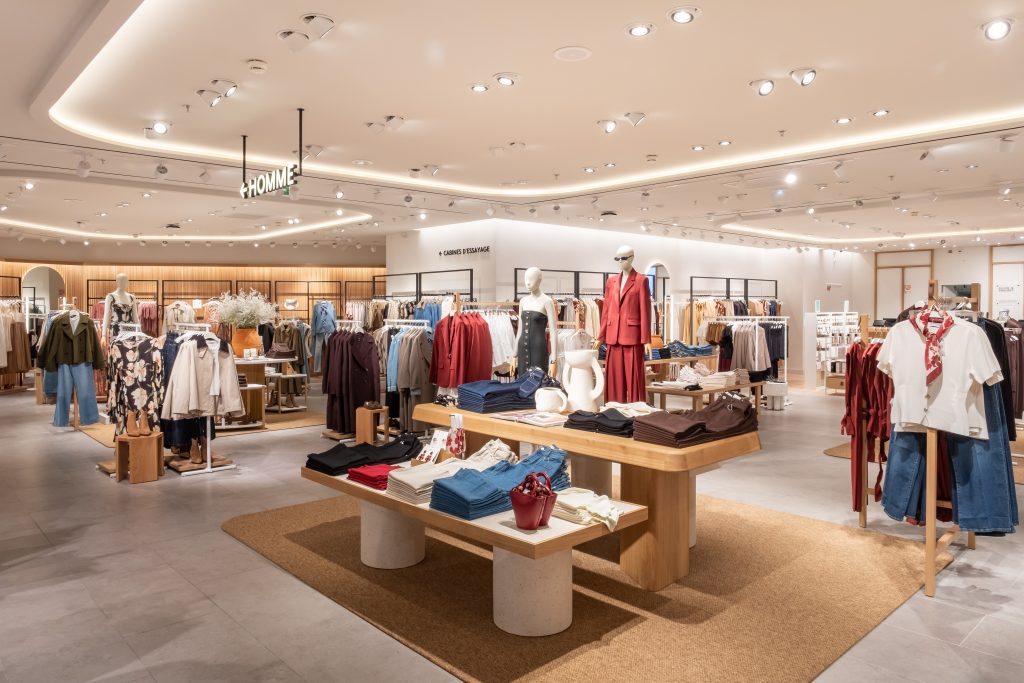 Vue en angle de la boutique MANGO La Défense avec mobilier retail, rayons et circulation client