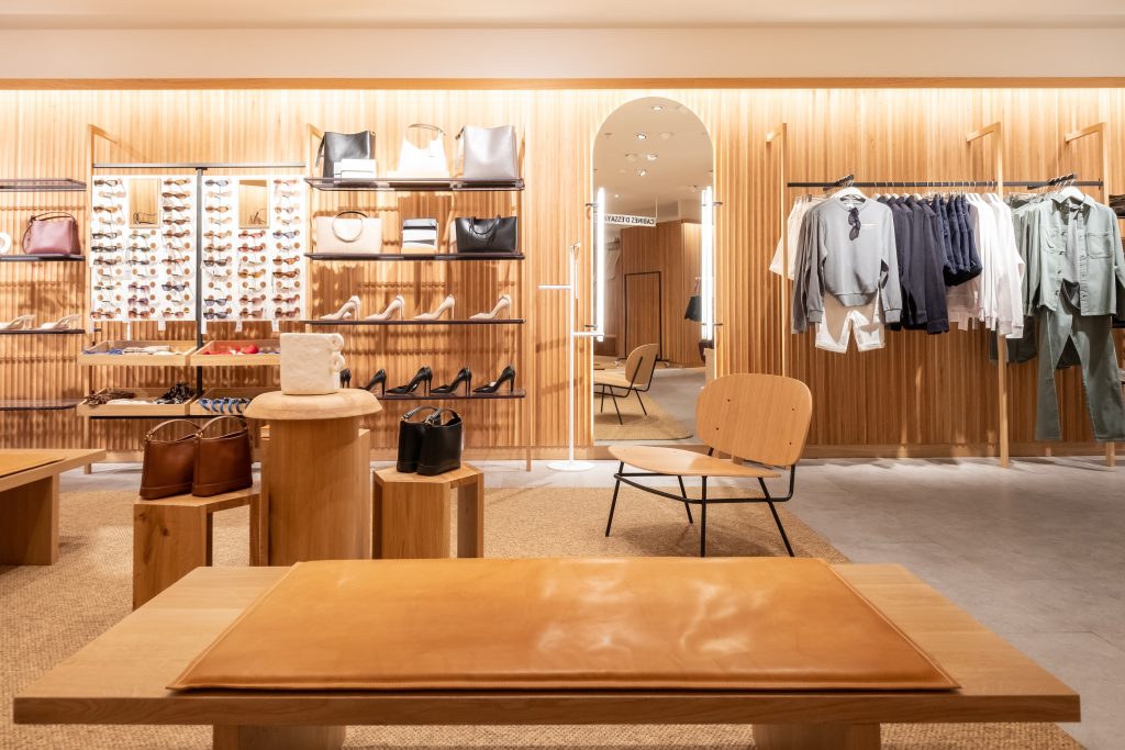 Espace attente dans la boutique MANGO La Défense avec mobilier design et ambiance chaleureuse