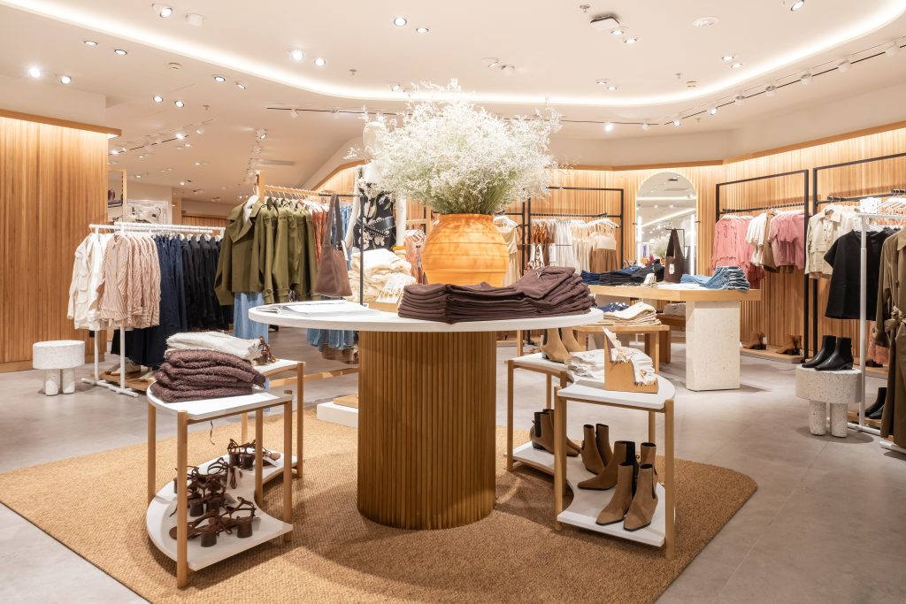 Espace chaussures dans la boutique MANGO La Défense avec mobilier mural et présentation produits