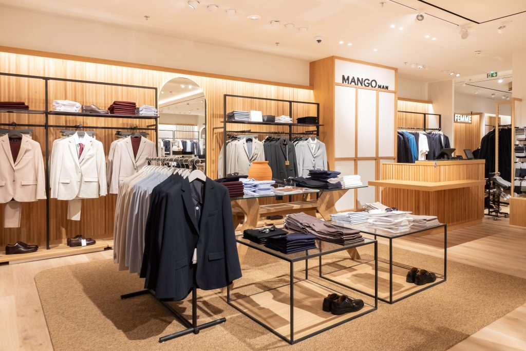 Costumes et prêt-à-porter homme dans la boutique MANGO La Défense avec mobilier retail