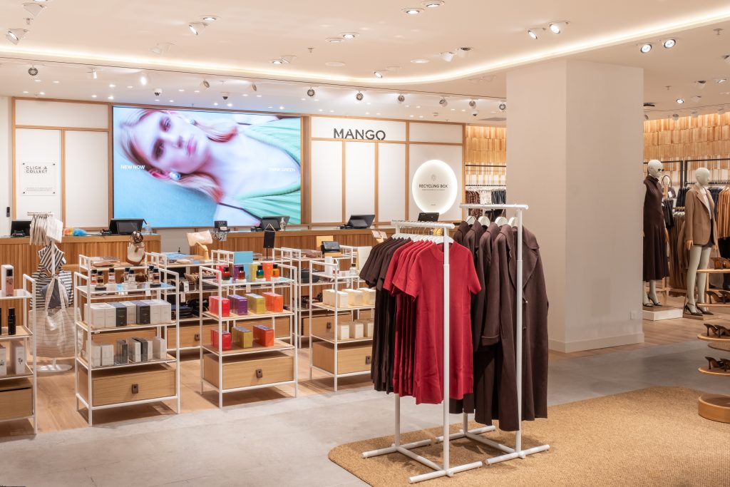 Écran digital dans la boutique MANGO La Défense avec signalétique et univers de marque
