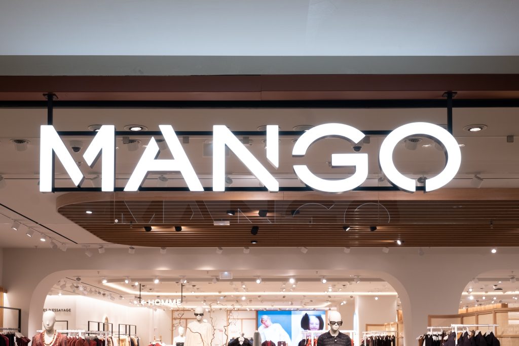 Enseigne MANGO au centre commercial Westfield La Défense avec façade de boutique