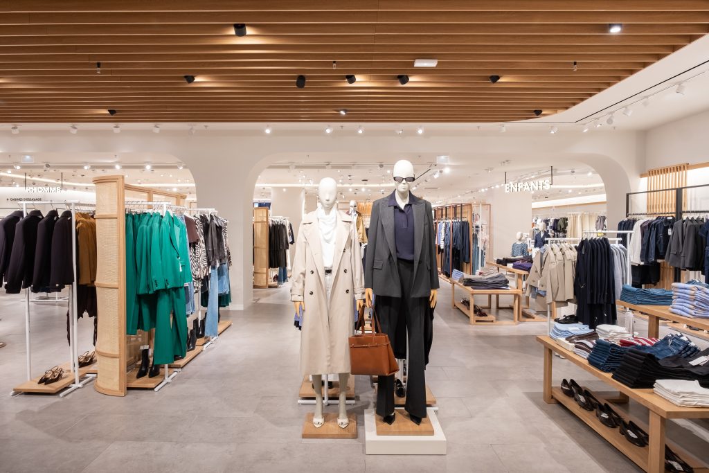Mannequins et collections mode dans la boutique MANGO La Défense avec mobilier retail