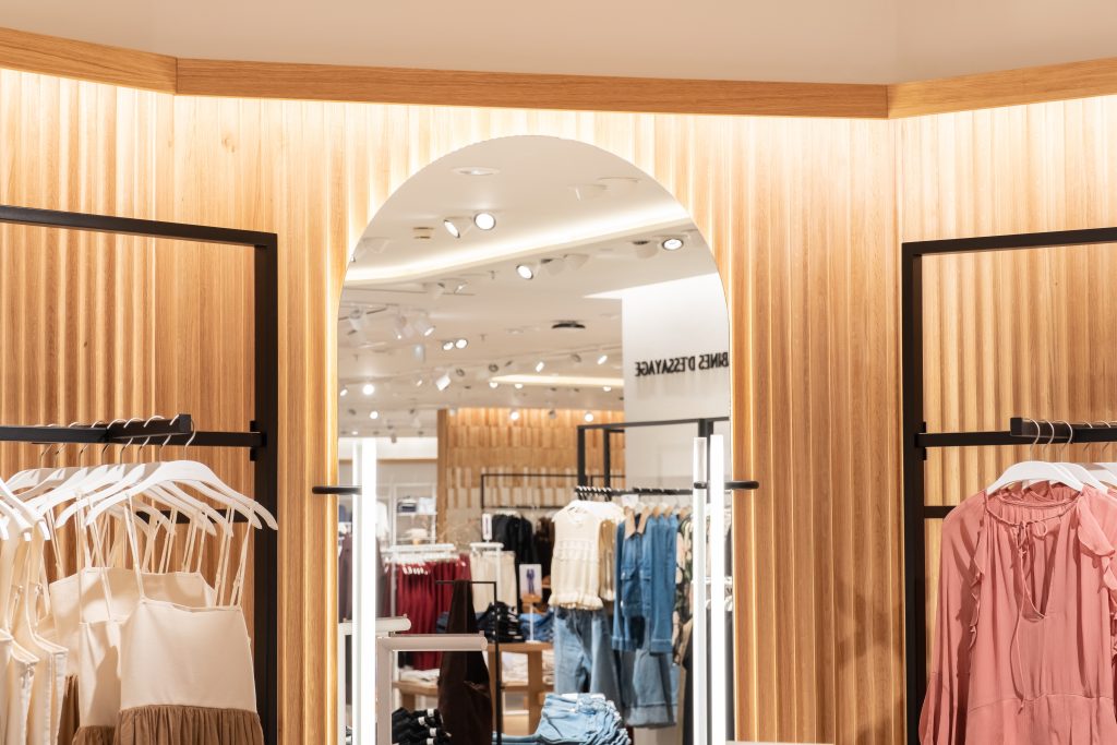 Miroirs et cabines dans la boutique MANGO La Défense avec ambiance premium