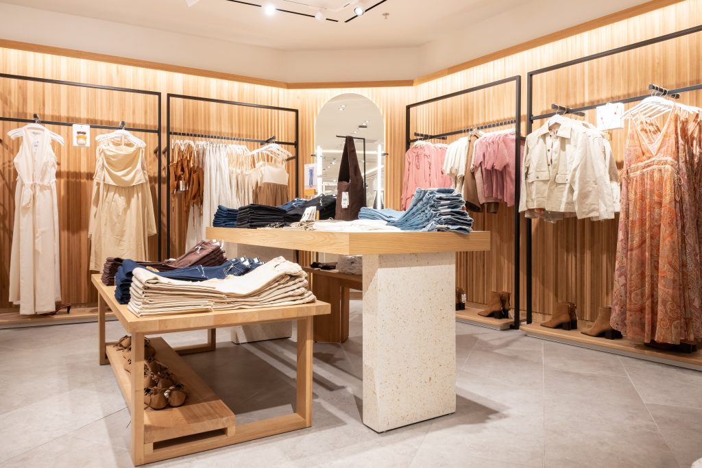 Portants vêtements dans la boutique MANGO La Défense avec mobilier sur mesure