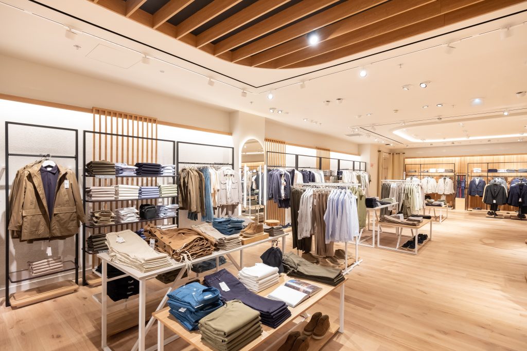 Produits et collections MANGO dans la boutique La Défense avec mobilier de présentation