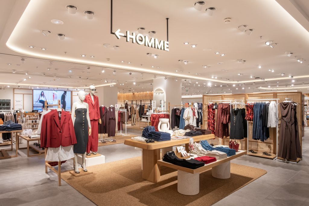 Signalétique de la boutique MANGO La Défense intégrée au nouveau concept