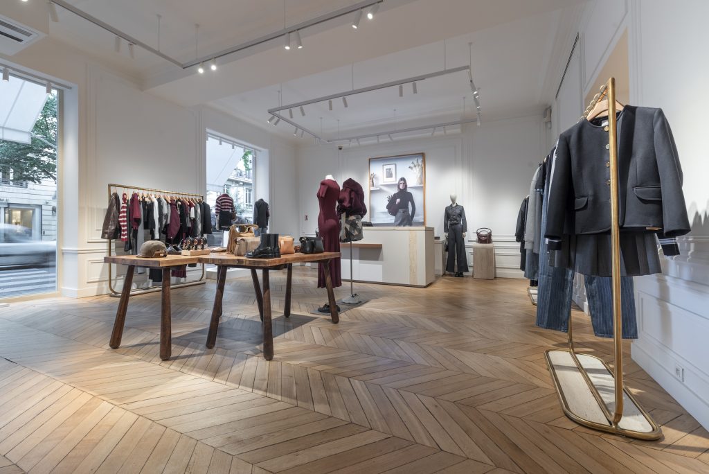 Espace caisse de la boutique Sandro Paris Victor Hugo avec comptoir, mobilier clair et collections prêt-à-porter