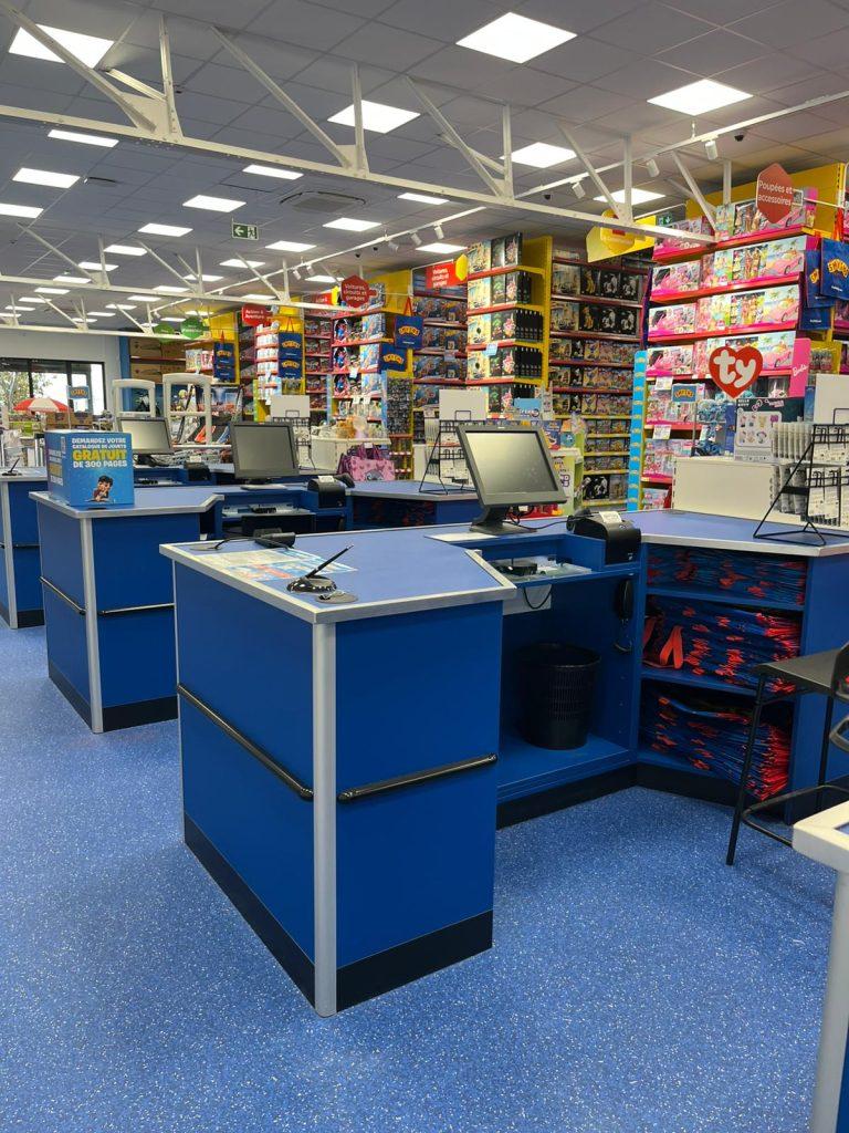 Espace caisses du magasin Smyths Toys Portet-sur-Garonne avec signalétique, mobilier et circulation client