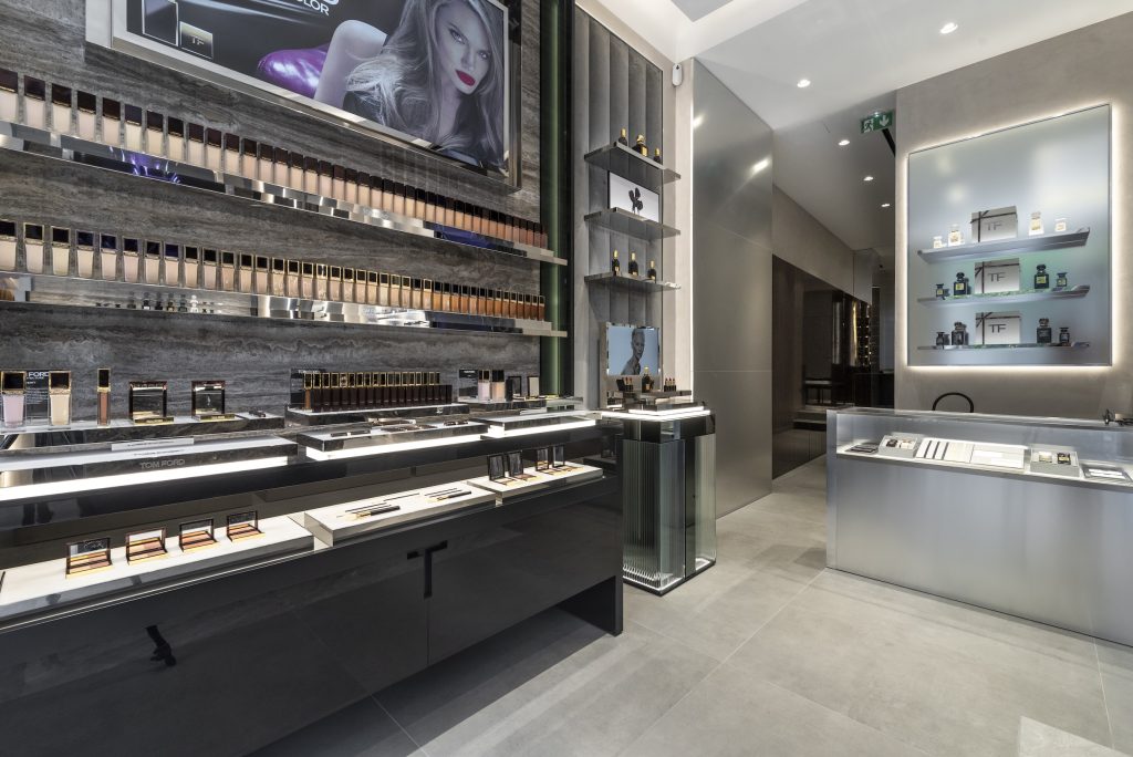 Espace conseil et expérience client dans la boutique Tom Ford Beauty Paris