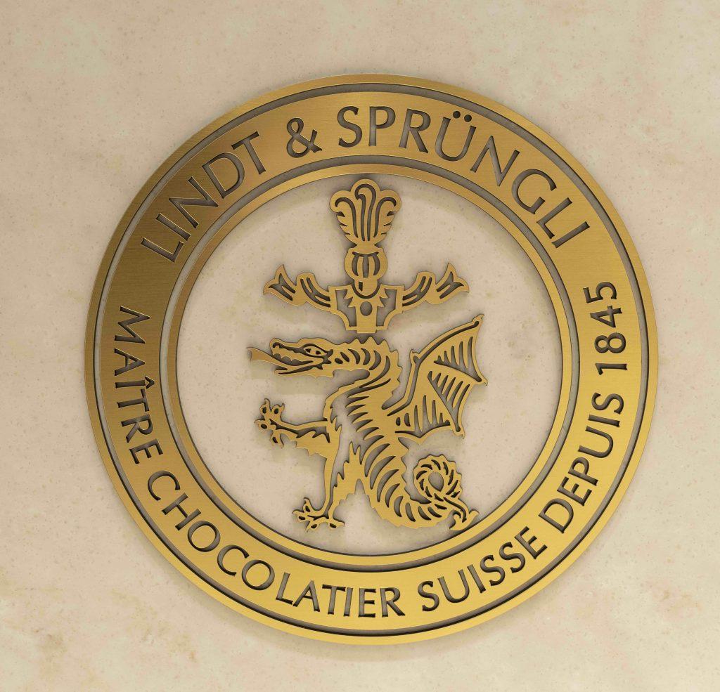 Médaillon Lindt et Sprüngli maître chocolatier suisse depuis 1845 dans la boutique Cap 3000