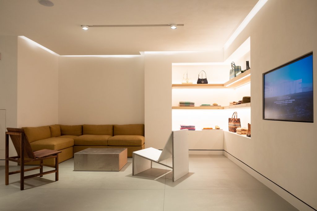Mobilier sur mesure du flagship Sandro avenue des Champs-Élysées à Paris, réalisé par L2A Agencement