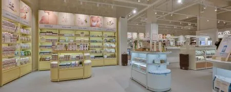 Intérieur de la boutique Aroma-Zone Anglet avec mobilier retail, rayons soins naturels et espace de vente lumineux