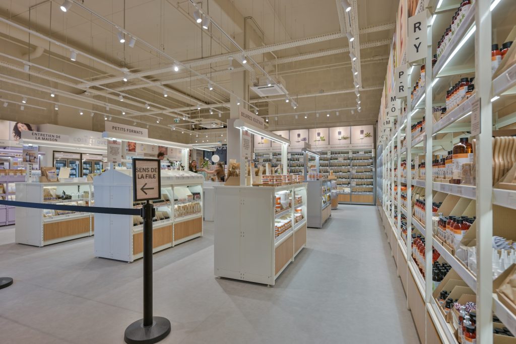 Allées de la boutique Aroma-Zone Anglet avec rayons beauté naturelle, mobilier retail et signalétique de file