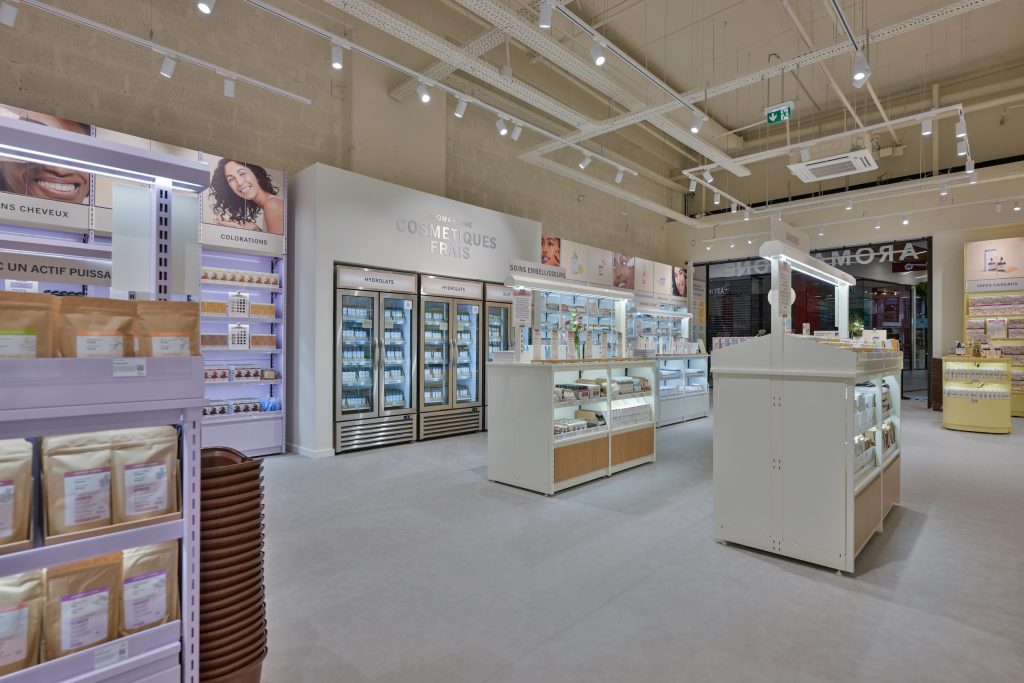 Espace cosmétiques frais Aroma-Zone Anglet avec vitrines réfrigérées, mobilier retail et rayons beauté naturelle