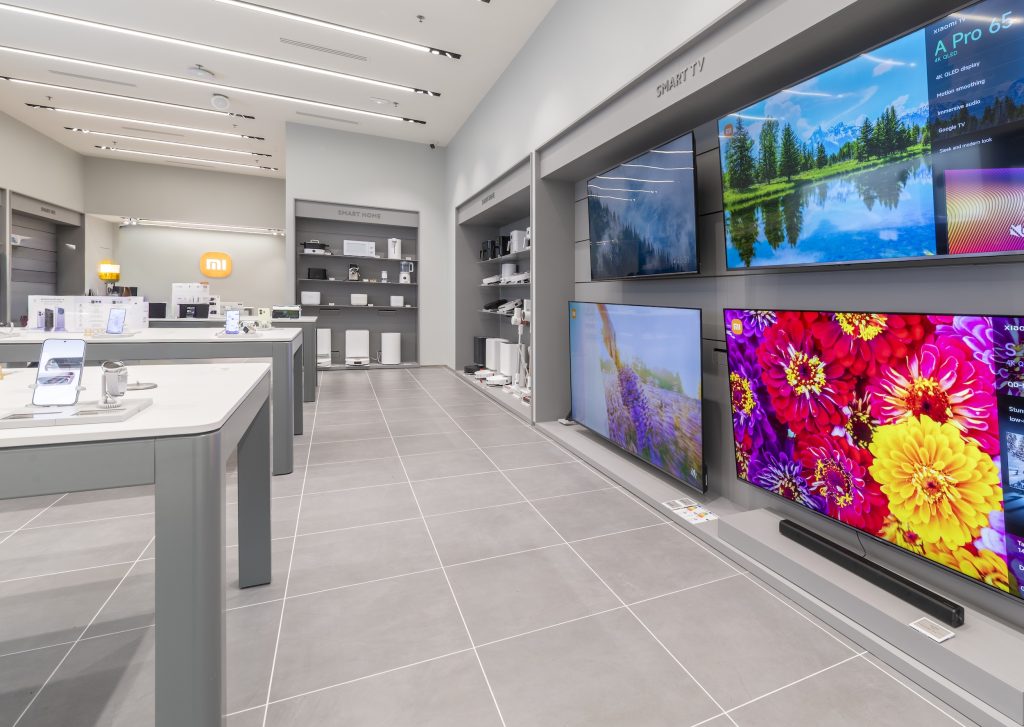 Espace Smart TV du Xiaomi Store Créteil avec écrans, mobilier mural et linéaires produits connectés