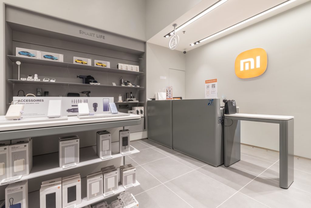 Espace Smart Life du Xiaomi Store Créteil avec accessoires connectés, comptoir gris et logo mural Xiaomi