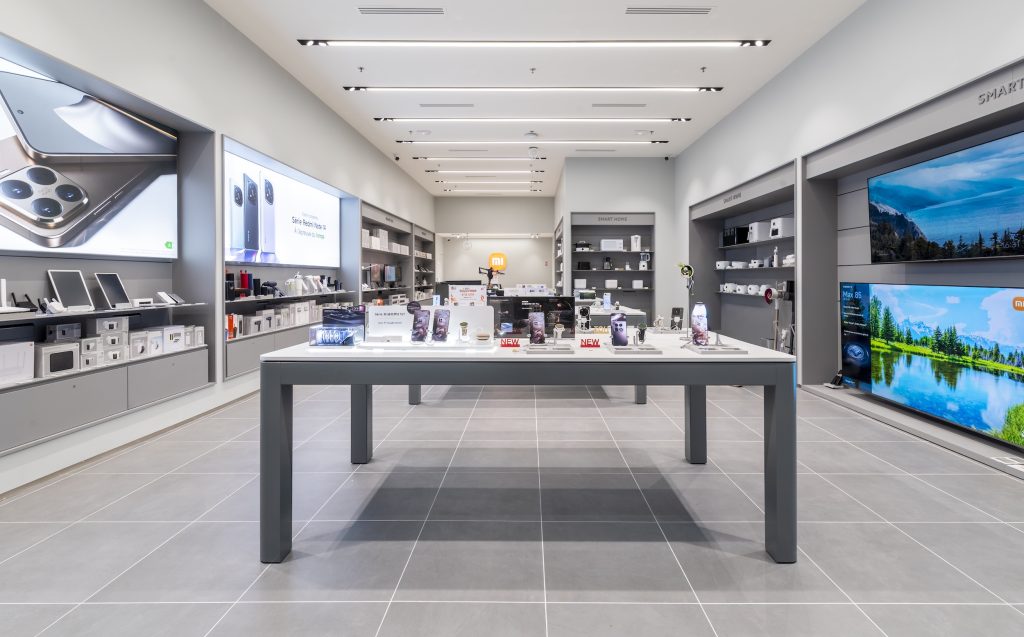 Intérieur du Xiaomi Store Créteil avec table centrale, smartphones, objets connectés et mobilier retail gris