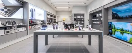 Intérieur du Xiaomi Store Créteil avec table centrale, smartphones, objets connectés et mobilier retail gris
