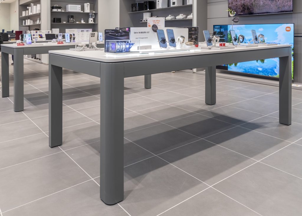 Tables de présentation du Xiaomi Store Créteil avec smartphones, objets connectés et mobilier retail sur mesure