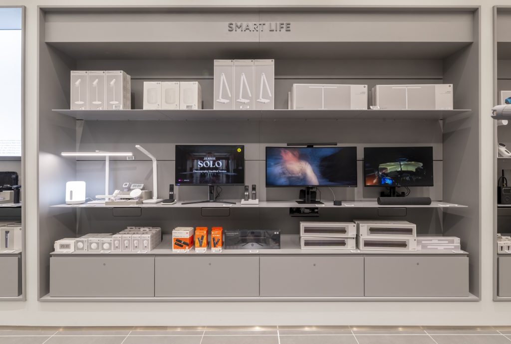 Linéaire Smart Life du Xiaomi Store Créteil avec écrans, accessoires connectés et mobilier mural gris