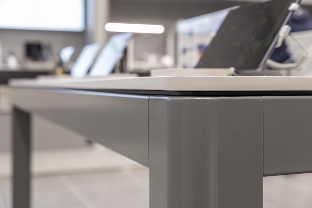 Finition d’angle du mobilier sur mesure Xiaomi Store Créteil avec plateau blanc et structure grise