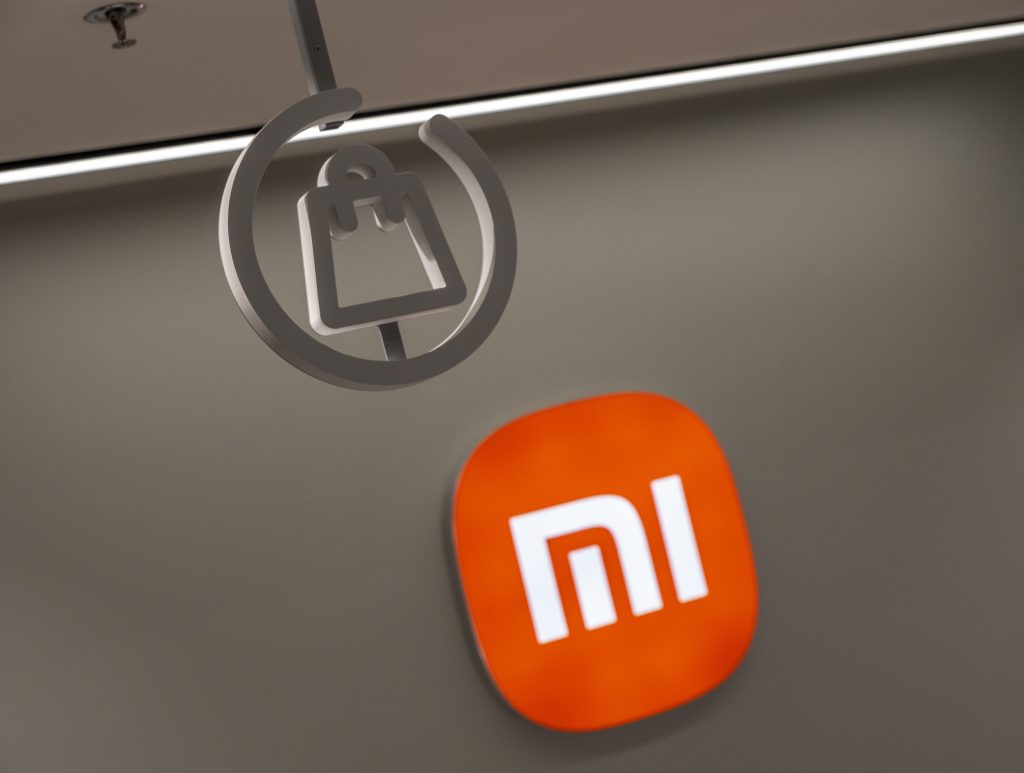 Logo Xiaomi orange et pictogramme suspendu dans le Xiaomi Store Créteil Soleil