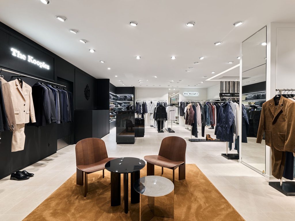 Corner Homme The Kooples aux Galeries Lafayette Paris Haussmann avec mobilier noir, portants et collections prêt-à-porter