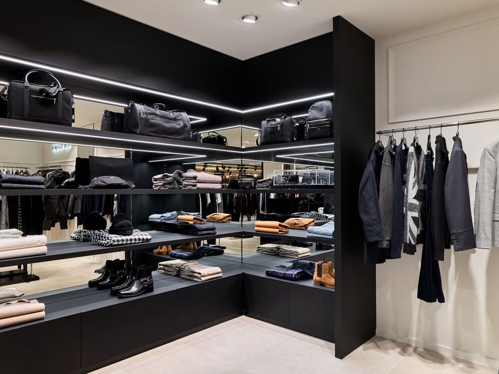 Mobilier noir avec LED intégrées dans le corner Homme The Kooples aux Galeries Lafayette Paris Haussmann