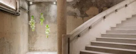 Escalier intérieur du flagship Weekday Rue de Rivoli à Paris agencement retail