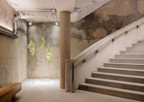 Escalier intérieur du flagship Weekday Rue de Rivoli à Paris agencement retail